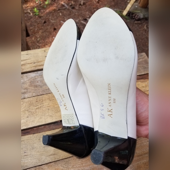 Size 8.5 Spectator High Heel Shoes Anne Klein Ladies Peak Toe White Black Formal - Picture 8 of 10